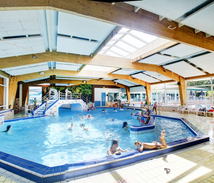 Binnenzwembad met glijbaan op kindvriendelijke camping De Paalberg Veluwe